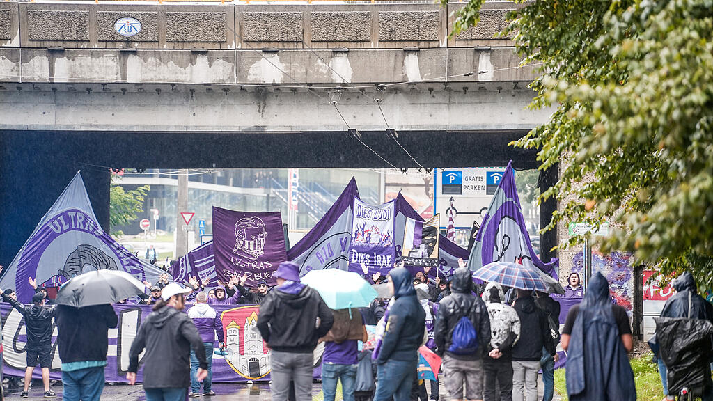 Die Fans von Austria Salzburg beim Fanmarsch vor dem Zweitliga-Spiel gegen den FC Liefering.