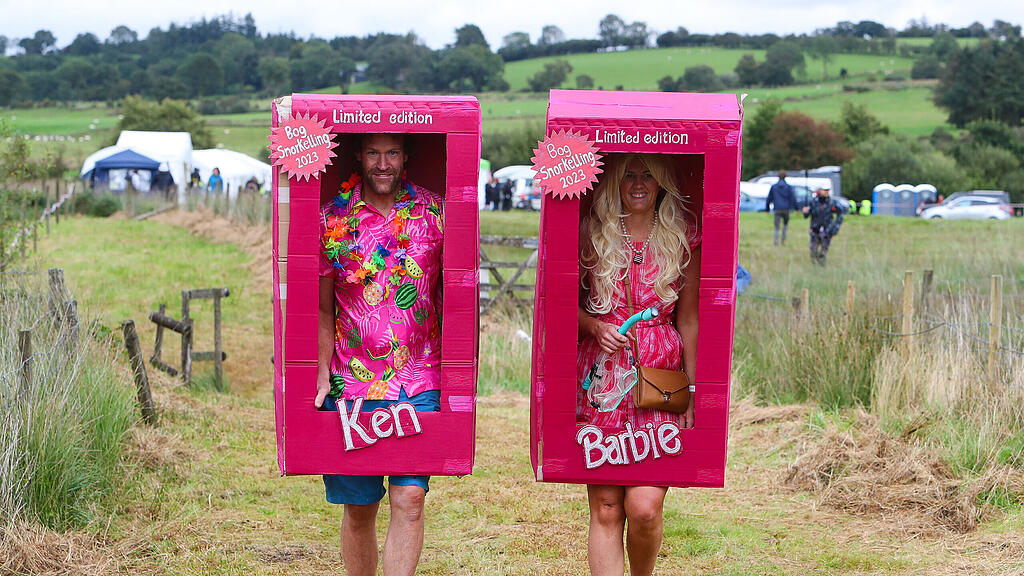 Verkleidung als Barbie und Ken