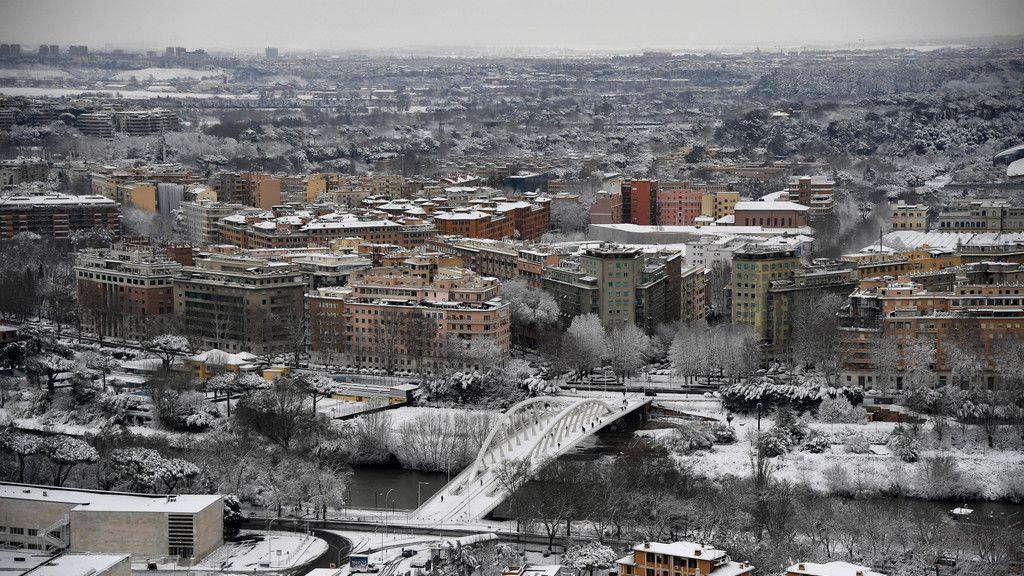 Rom versinkt im Schnee