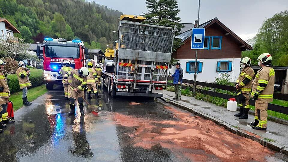 Bruck: Auto contra Fräsmaschine auf Lkw