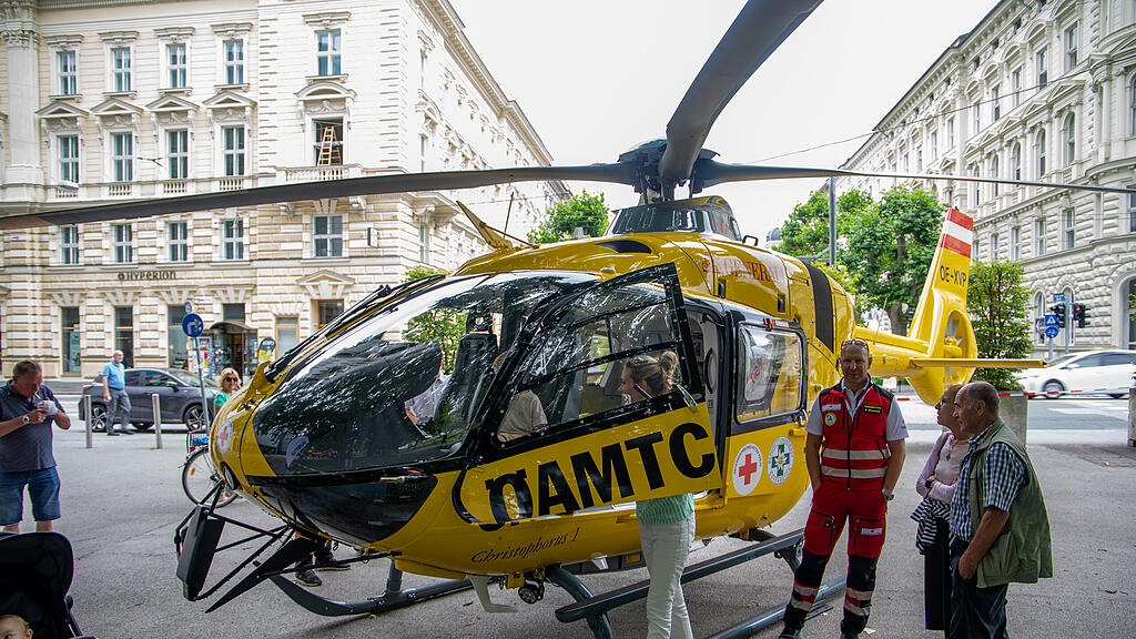 Hubschrauber vor Kongresshaus
