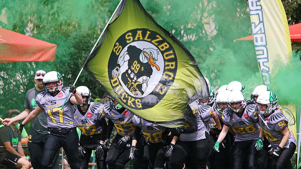 Die Salzburgs Ducks stellen Salzburgs erste Damen-Football-Mannschaft.