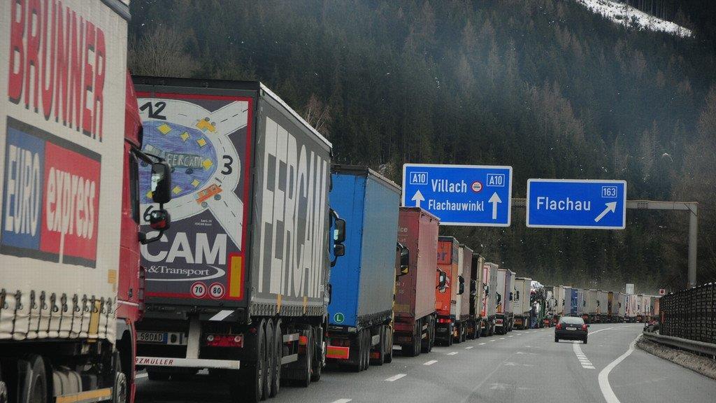 Schneechaos führt zu Stau auf A10