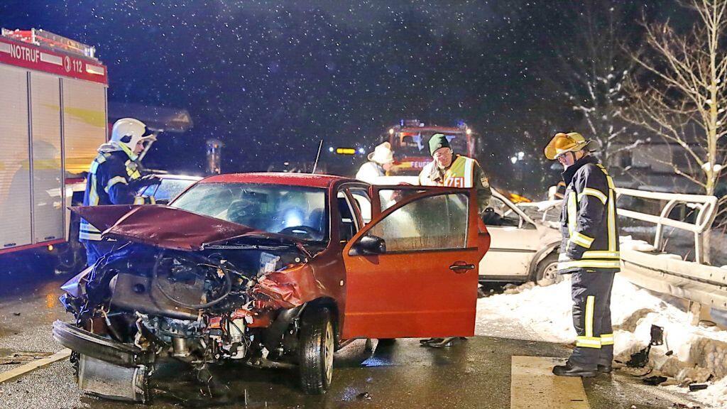 Bei dem Unfall auf der B306 wurden zwei Menschen schwer verletzt.