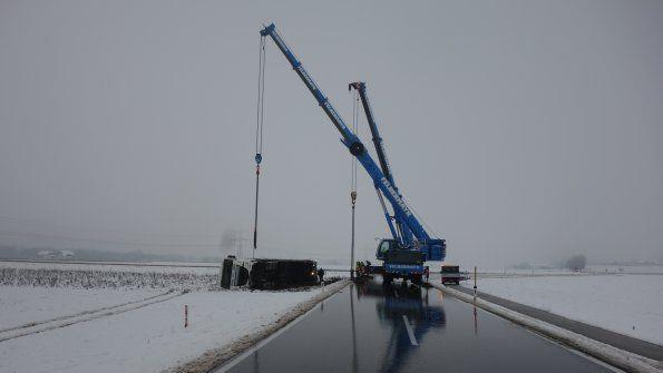 Lkw kippt um und verliert Diesel