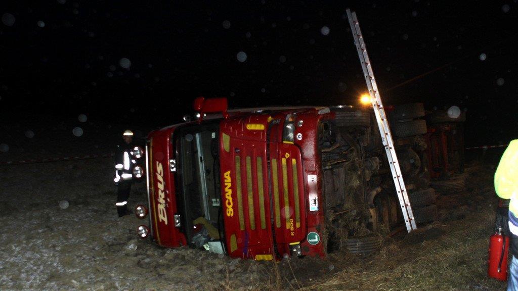 Fridolfing: Lkw umgekippt