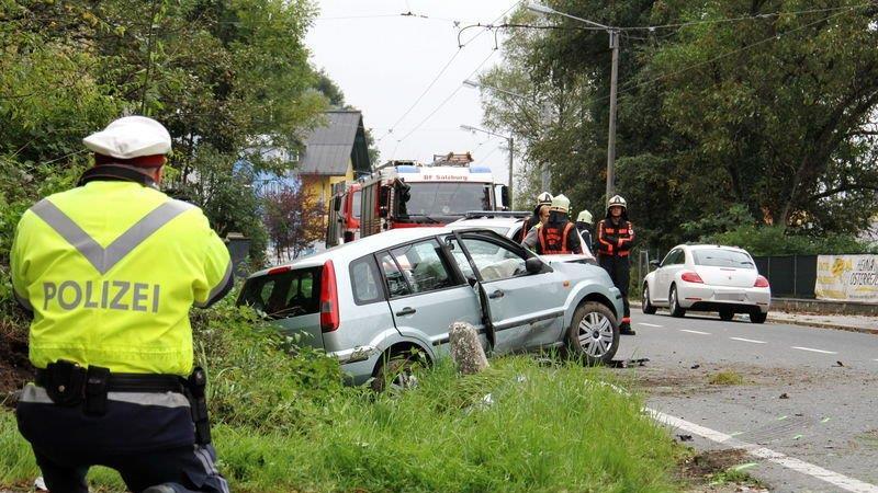 Pkw crasht auf Linzer Bundesstraße