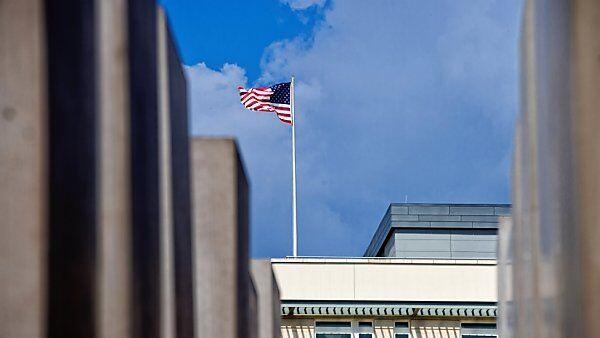 Flagge auf US-Botschaft in Berlin