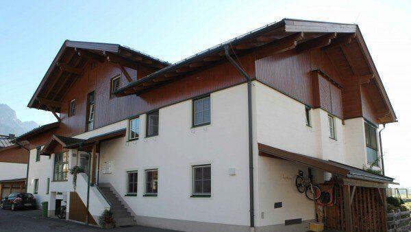 Bei der Bluttat in diesem Haus in Saalfelden soll es sich um Kannibalismus gehandelt haben.