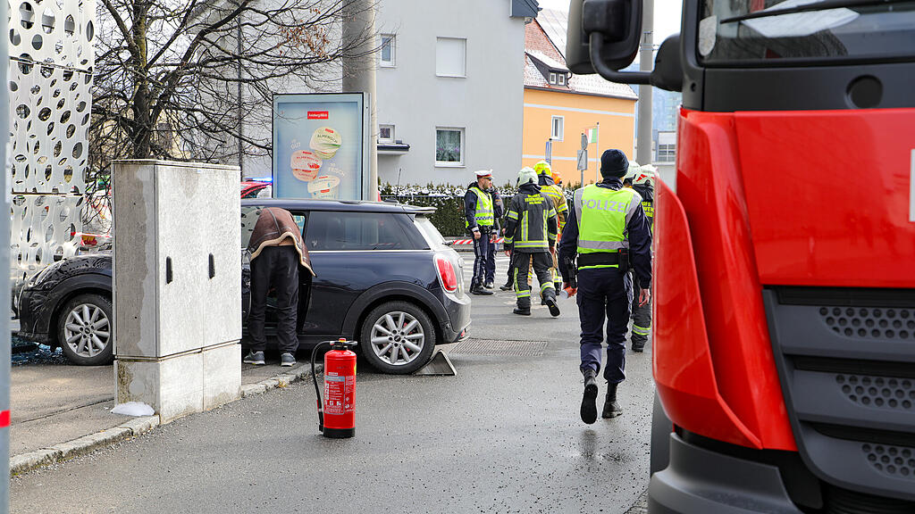 Auto Contra Hausmauer Itzling
