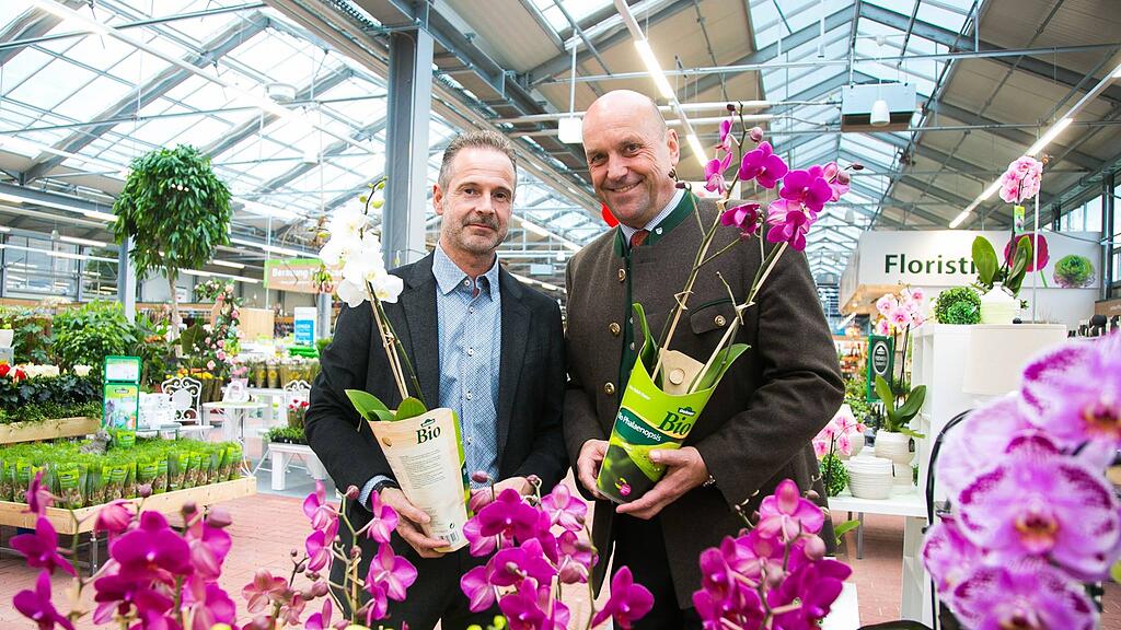 Im Bild (v.li.): Marktleiter Axel Schobermayr und Joachim Maislinger, Bürgermeister von Wals-Siezenheim
