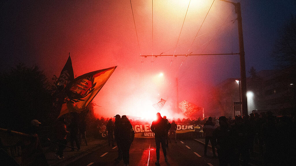 Fanmarsch von Go Ahead Eagles in Salzburg