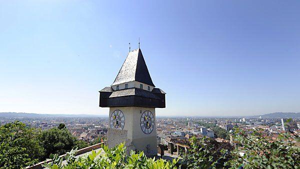 Sechs-Meter-Absturz nahe Uhrturm überlebt