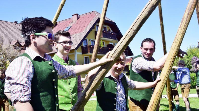 Maibaumaufstellen in Grödig