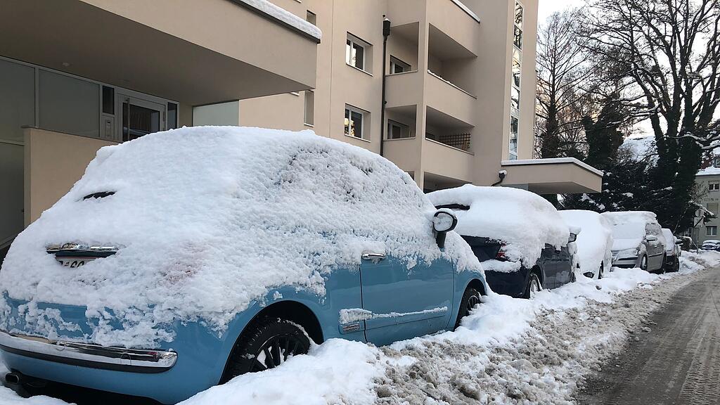 symb_Auto, Eingeschneite Autos, Schnee, Schneemassen,