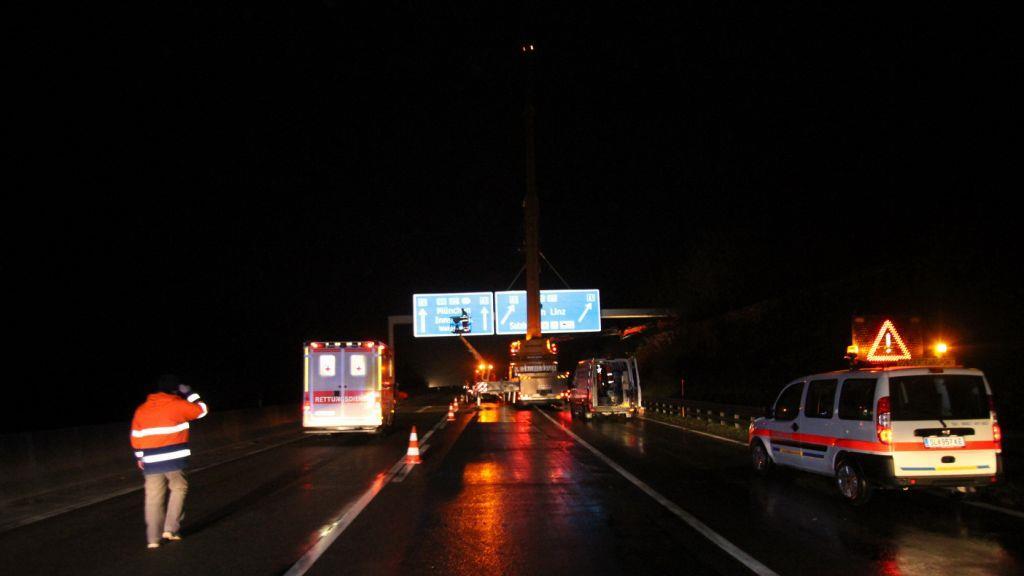 A10: Überkopfwegweiser montiert