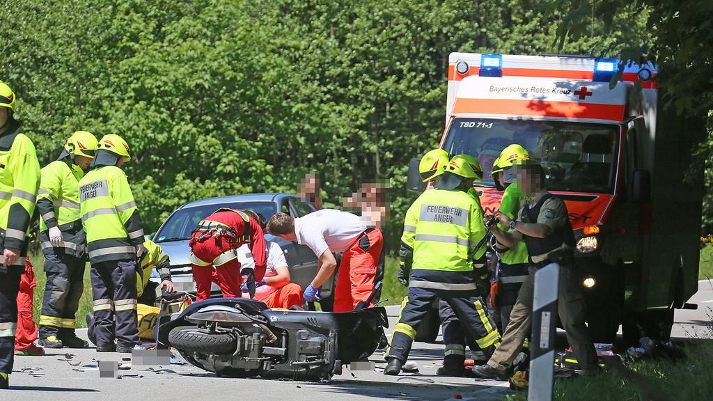 Vespa-Fahrerin in Anger schwer verletzt