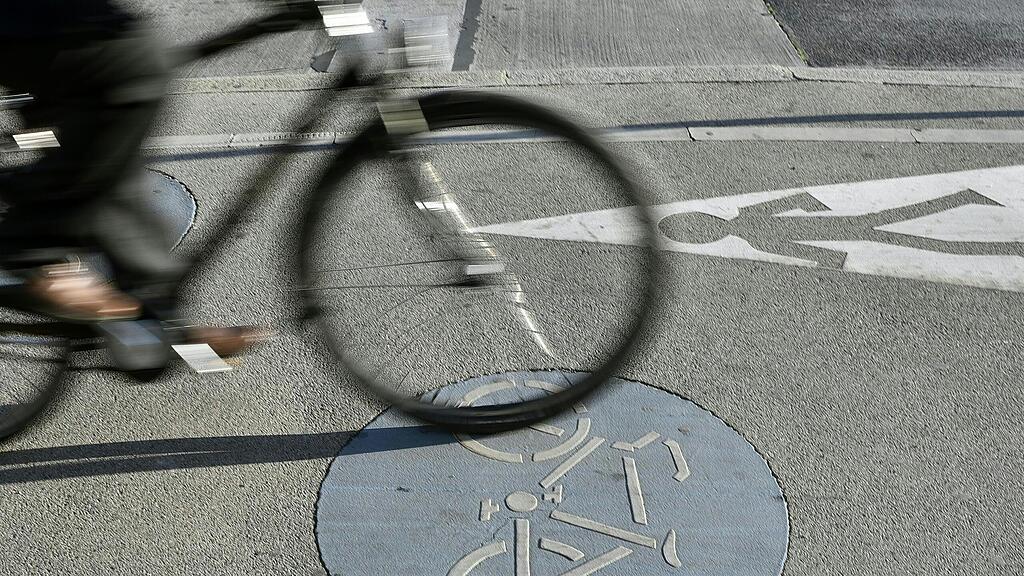 Zwei Radfahrer wurden bei Unfällen mit Pkw verletzt. (Symbolbild)