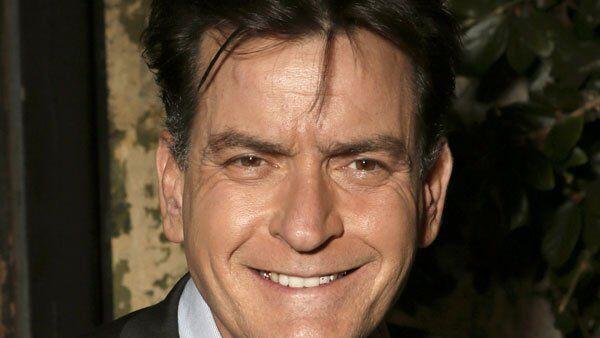 Charlie Sheen spendet umgerechnet 18.400 Euro für die Opfer des Taifuns auf den Philippinen.