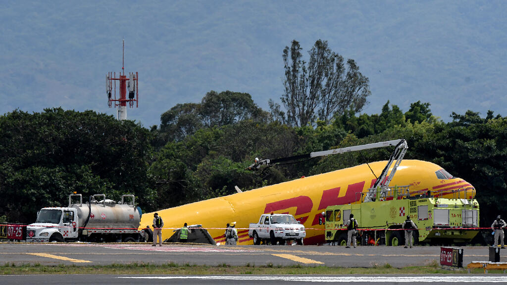 DHL-Flugzeug in Costa Rica zerbrochen