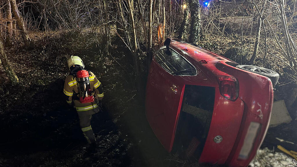 Auto-Überschlag endet in Bachbett: Zwei Verletzte in Bergheim