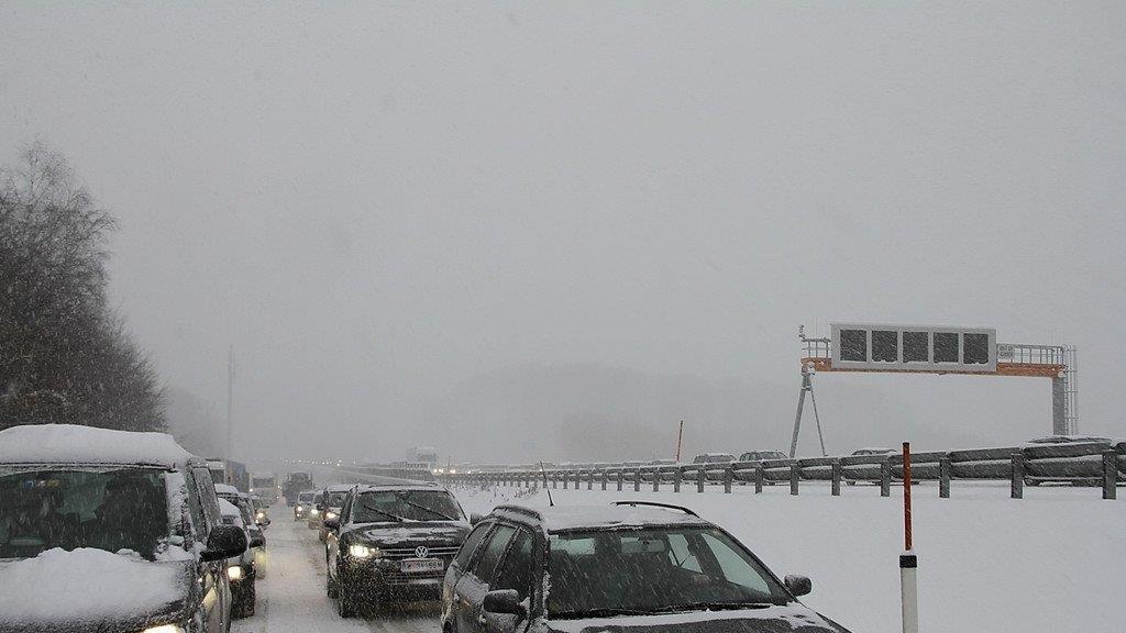 Schnee sorgt für Unfälle und Verkehrschaos: Stau auf der A1