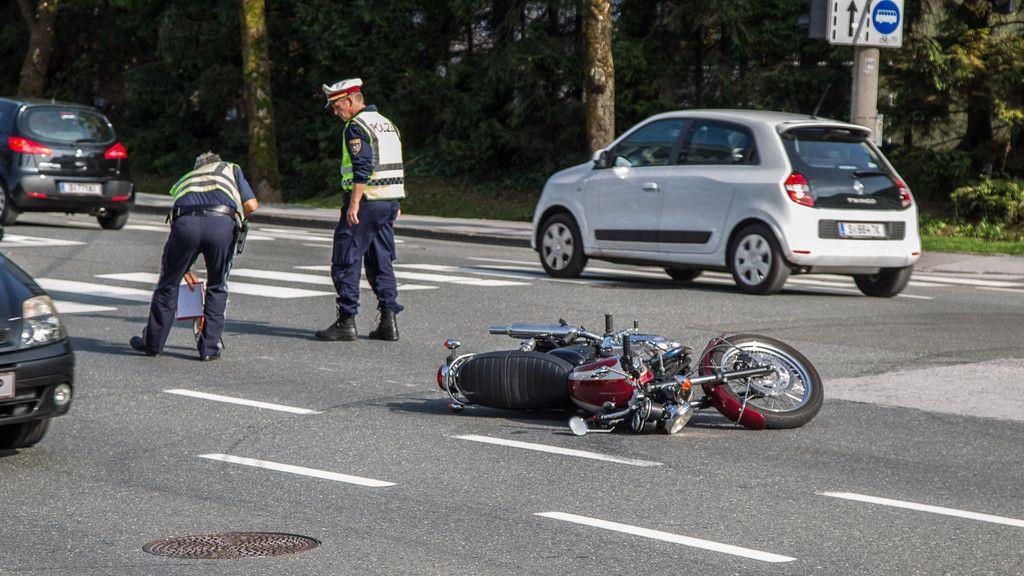 Motorrad vs. Pkw in der Sterneckstraße
