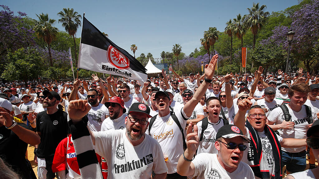 Frankfurt-Fans feiern in Sevilla