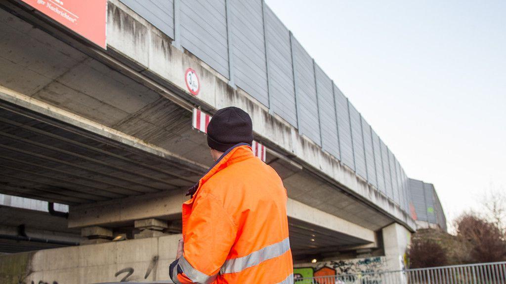 Lkw prallt gegen Eisenbahnbrücke in Salzburg