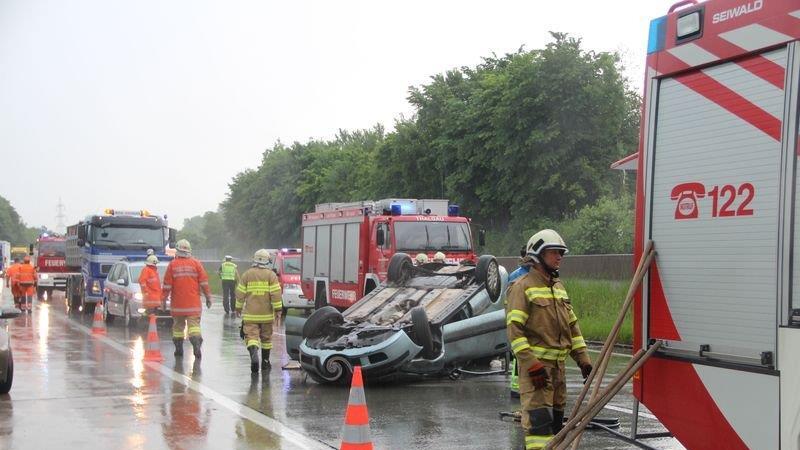 Pkw überschlägt sich auf der A1