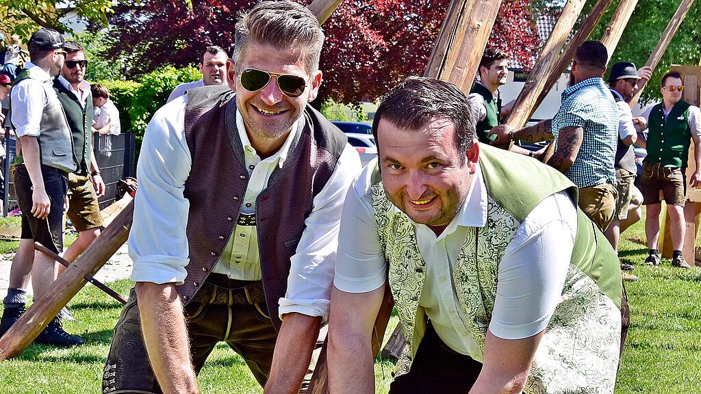 Maibaumaufstellen in Grödig