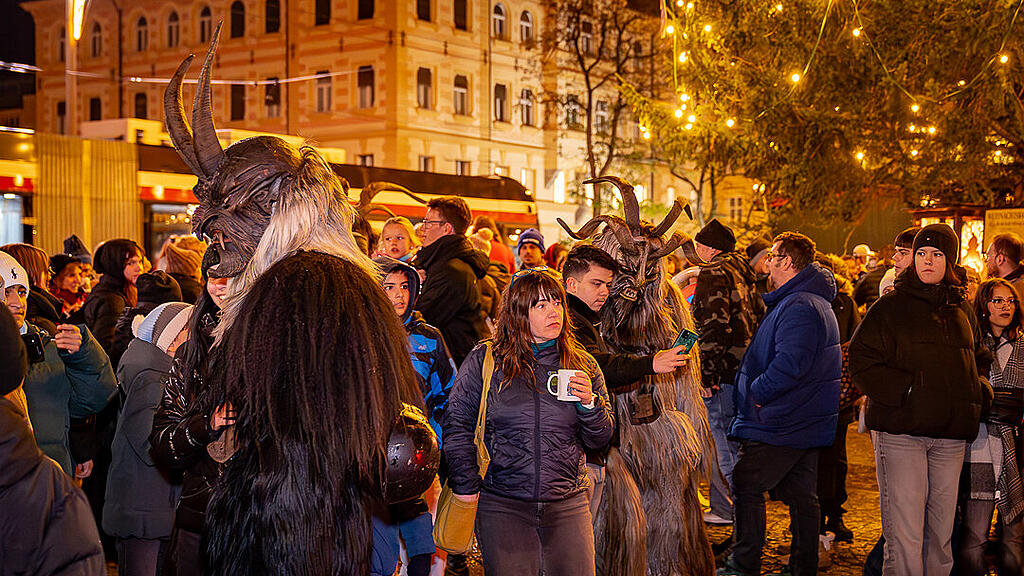 Alt Gnigler Krampusse beim Weihnachtsmarkt am Mirabellplatz