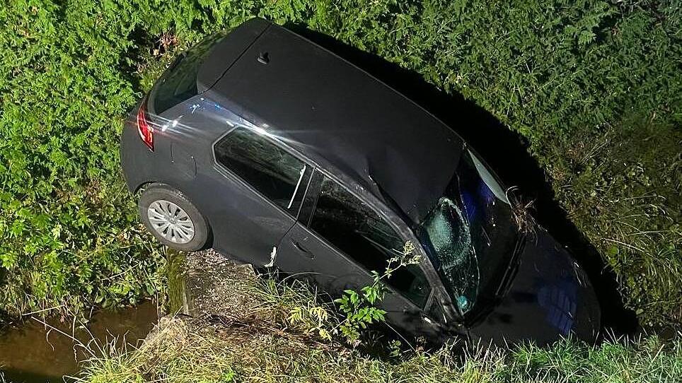 Auto stürzt in St. Martin am Tennengebirge in Böschung