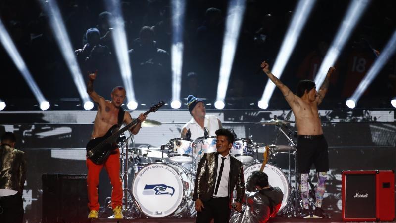 Bruno Mars & Red Hot Chili Peppers live beim Super Bowl 2014