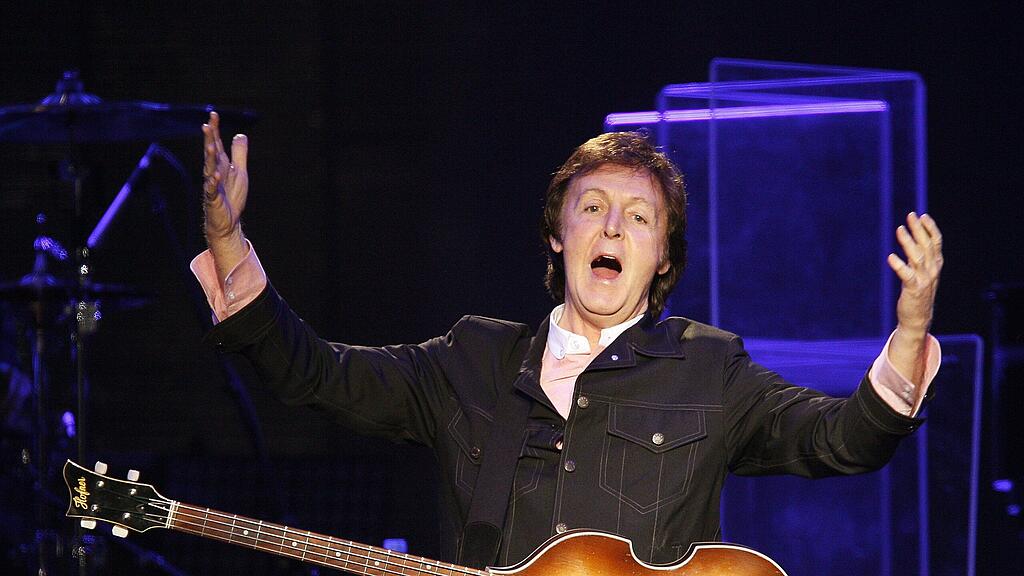 Download von www.picturedesk.com am 07.01.2015 (08:23). 
epa02271551 (FILE) A file picture dated 09 December 2009 shows
British musician Paul McCartney performing during his concert at
the Gelredome Stadium in Arnhem, The Netherlands. Music of Paul
McCartney is to be featured in the new season of TV musical comedy
'Glee', said 'Glee' creator Ryan Murphy at the Fox Television
Critics Association summer press tour in Los Angeles, California,
USA, on 02 August 2010. Murphy wanted McCartney's music