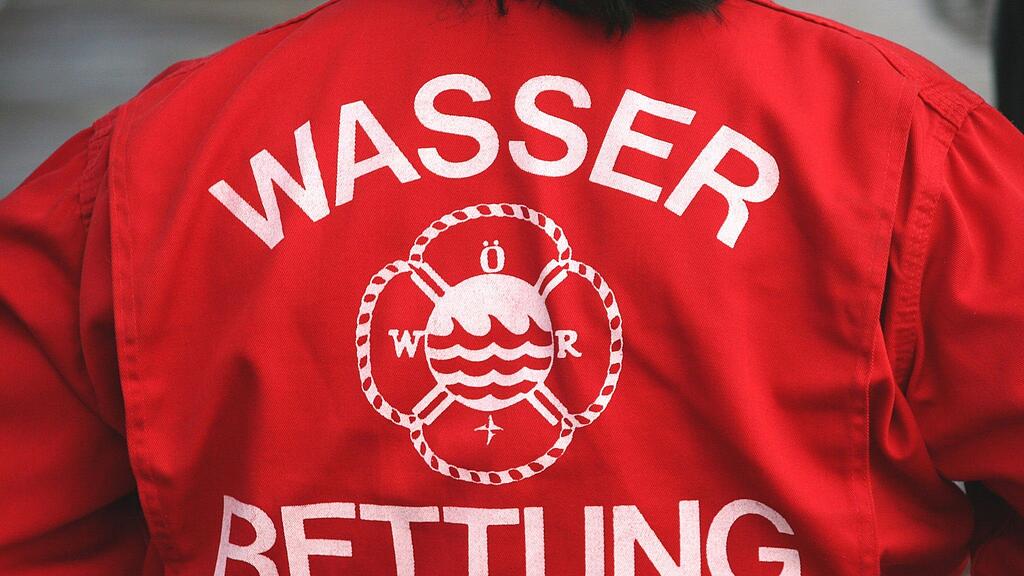 Der Unfalllenker wurde von den Einsatzkräften der Wasserrettung aus dem Inn geborgen.