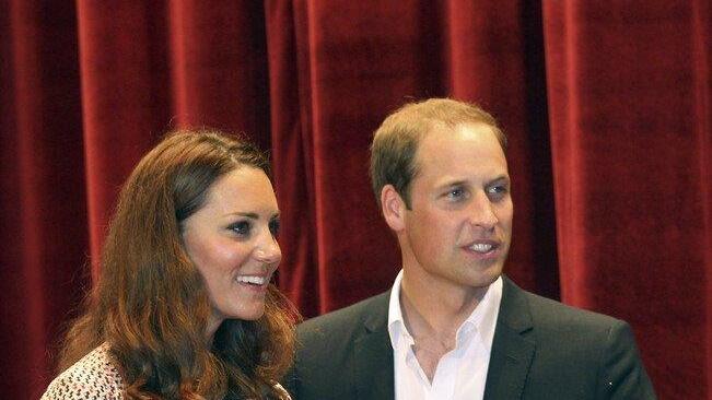 Wölbt sich da ein Babybauch unter dem Kleid der Herzogin?