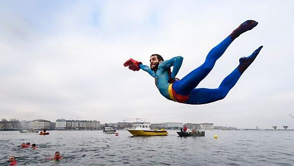 Superman ist gefragt, beim Weihnachtsschwimmen im Genfersee