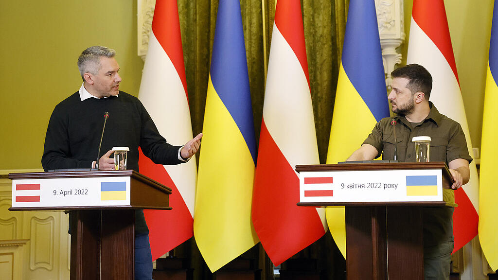 HANDOUT  BUNDESKANZLER NEHAMMER IN DER UKRAINE NEHAMMERSELENSKYJ =.jpg