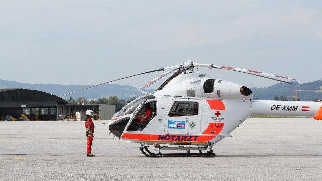 Flugzeug rammt Bus