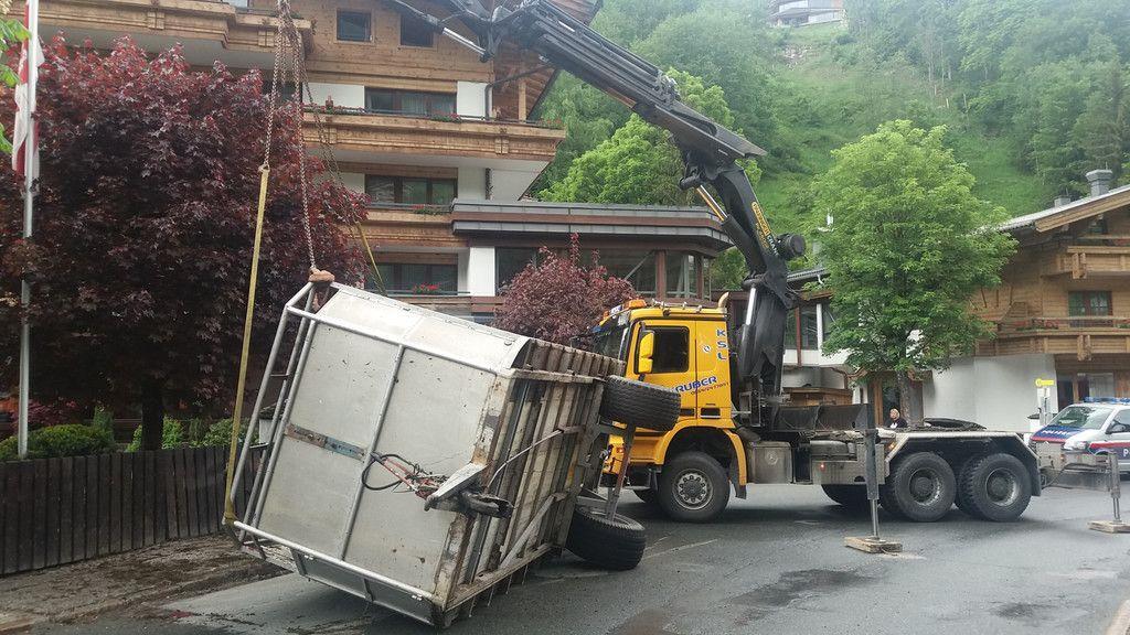 Umgestürzter Tiertransporter in Saalbach-Hinterlemm