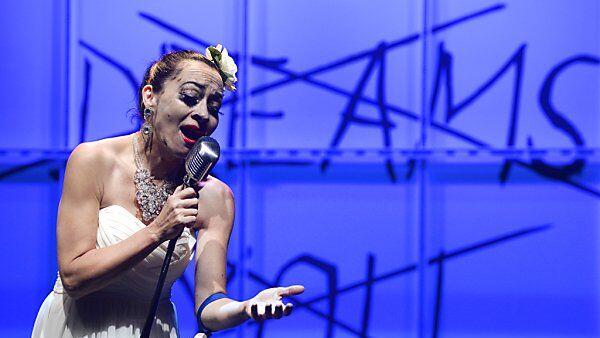 Sona MacDonald als "Billie Holiday"