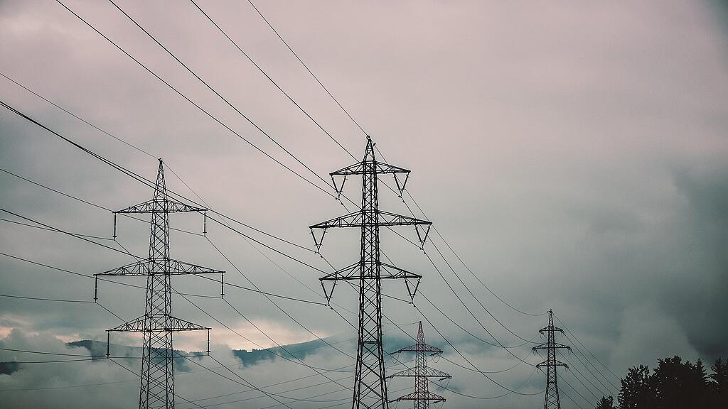 power-pole-g89b3f6d47_1920.jpg