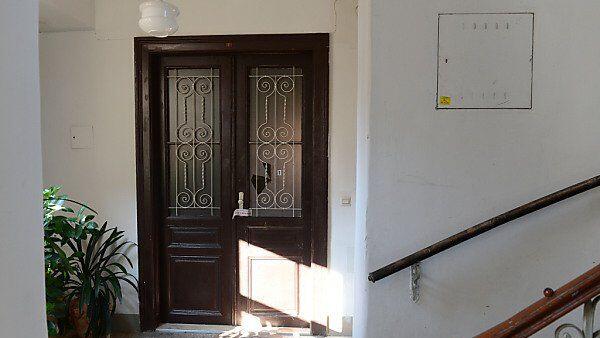 Täter feuerte durch die geschlossene Tür