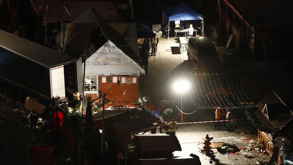 Lkw rast in Weihnachtsmarkt: Spurensicherung in der Nacht