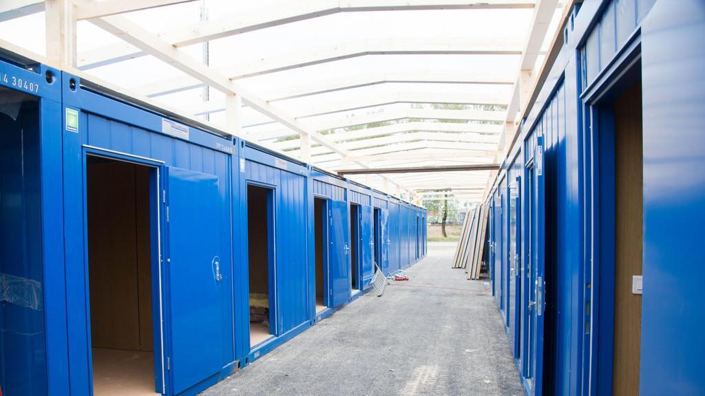 Aufbau der Container in der Schwarzenbergkaserne