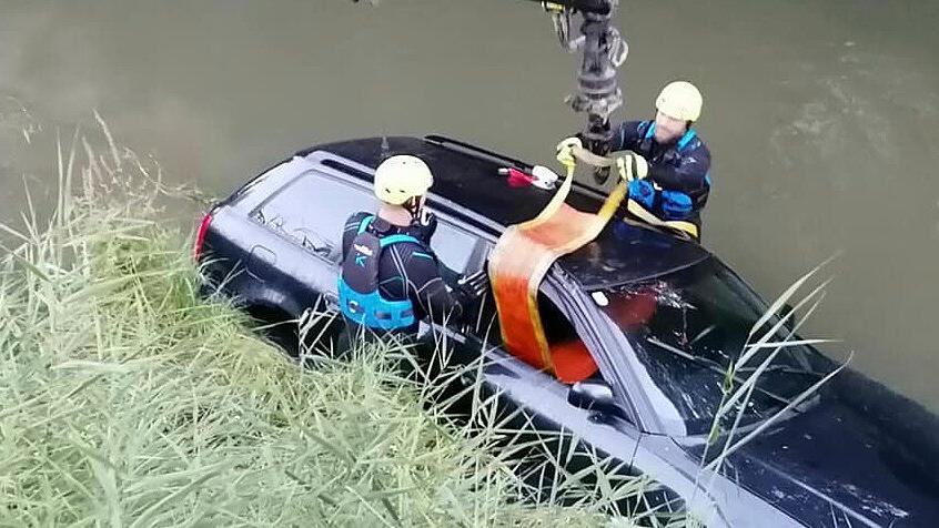 Bruck: Auto stürzt in Kanal