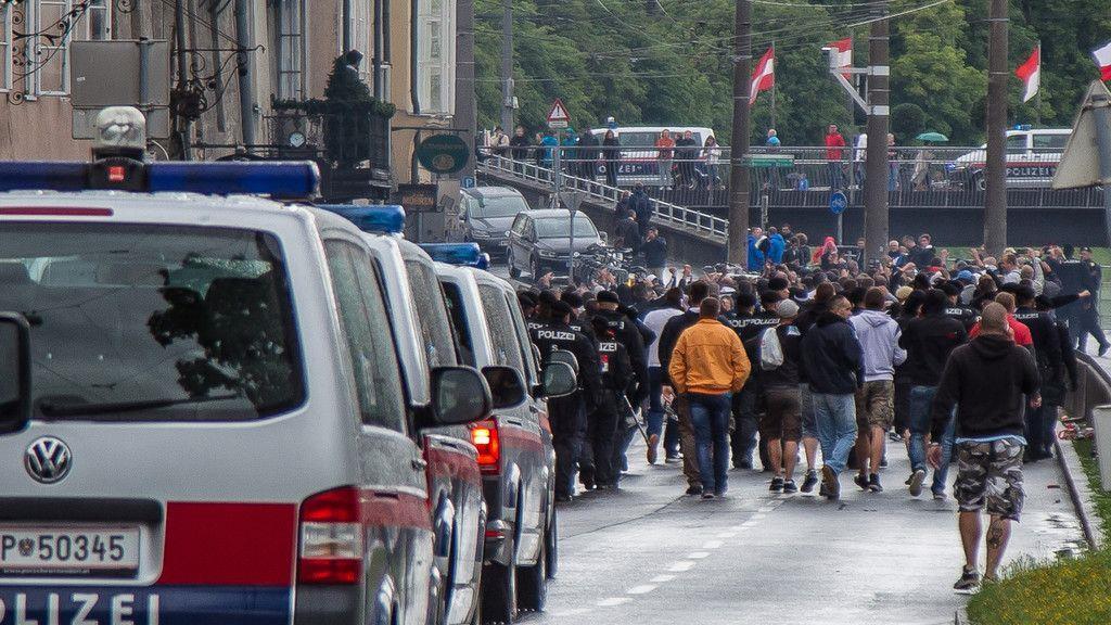 Kroatische Fans marschieren durch Altstadt