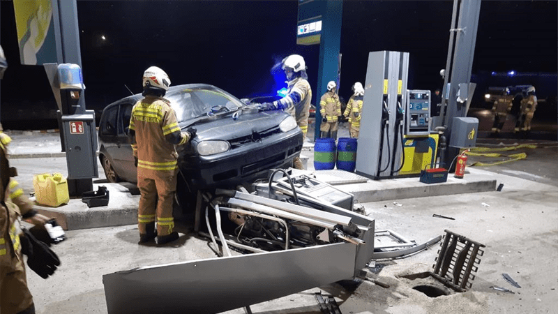 Stuhlfelden: Junger Alkolenker kracht in Tankstelle