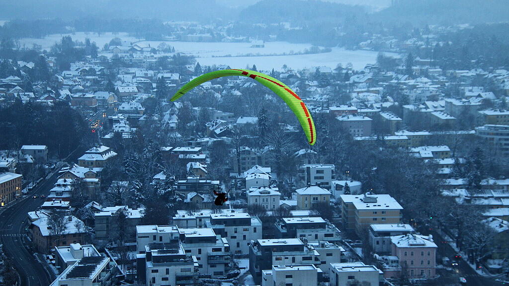 1. Adventlichterlflug der Paragleiter \u00fcber der Stadt Salzburg